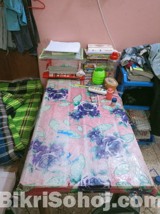 সিঙ্গেল খাট এবং টেবিল